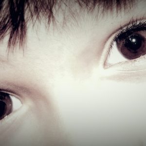 ojos niños en blanco y negro